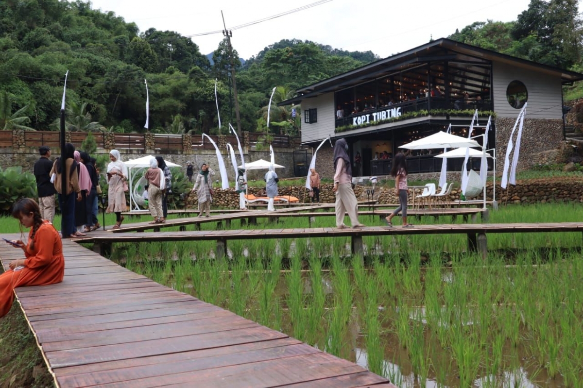Refreshing di Kopi Tubing Bogor Cafe Tengah Sawah yang Refreshing di Kopi Tubing Bogor Cafe Tengah Sawah yang