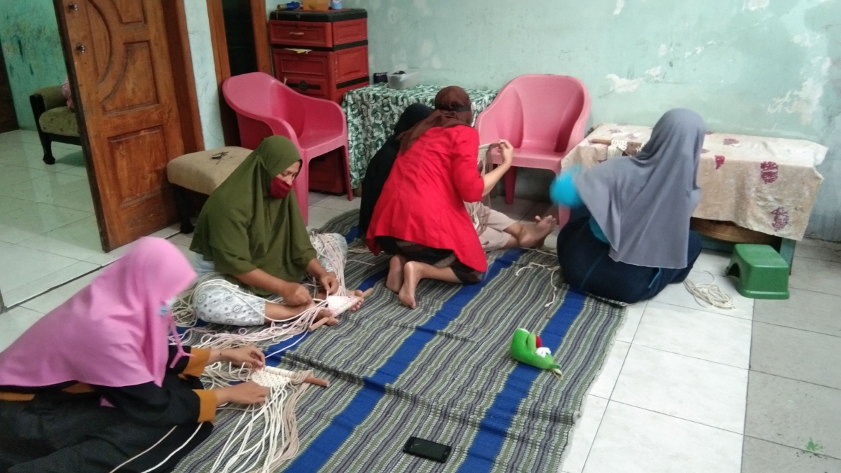 Mahasiswi KKN UNTAG Adakan Pelatihan Pembuatan Hiasan Mahasiswi KKN UNTAG Adakan Pelatihan Pembuatan Hiasan