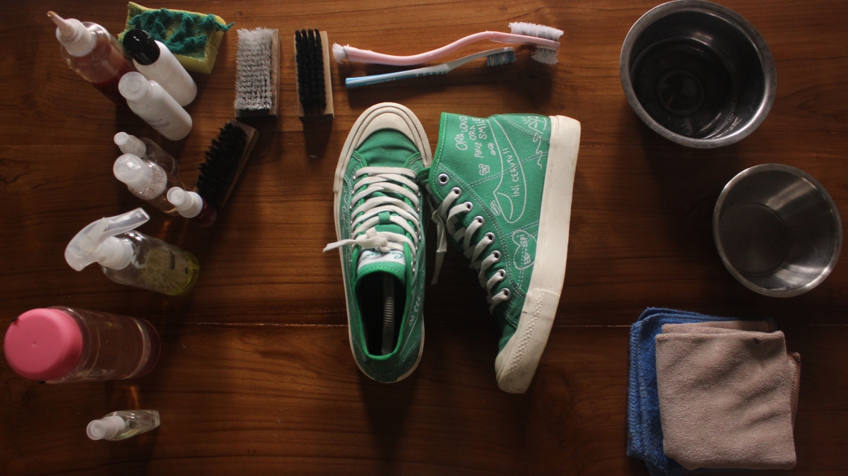 Mahasiswa KKN UNTAG Surabaya Membuat Usaha Jasa Cuci Sepatu Untuk