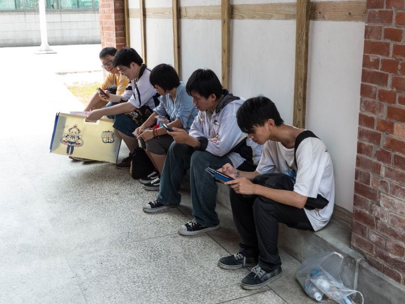 Pengaruh handphone terhadap remaja, dampak positif dan