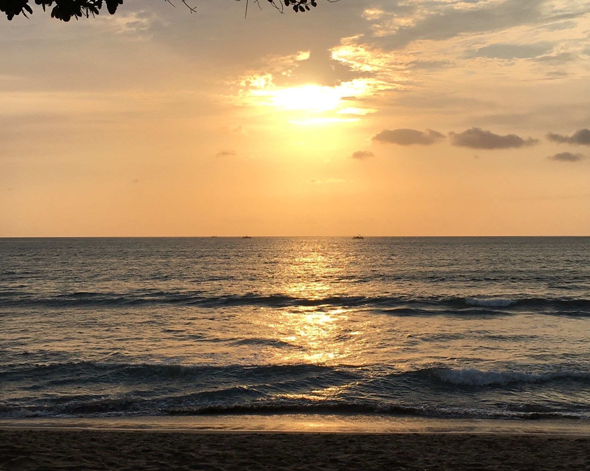 Menikmati Keindahan Matahari Terbenam di Pantai Carita Pandeglang