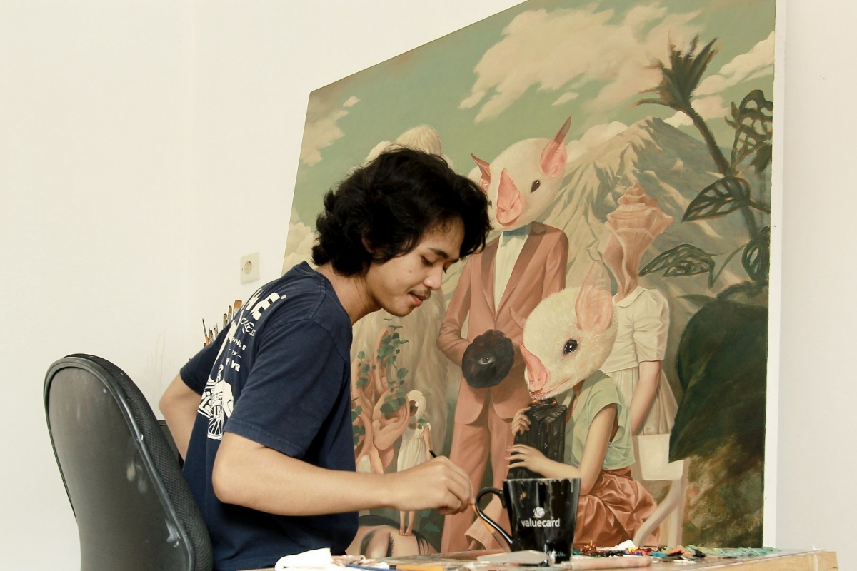 seniman muralis menggambar di dinding dengan cat semprot