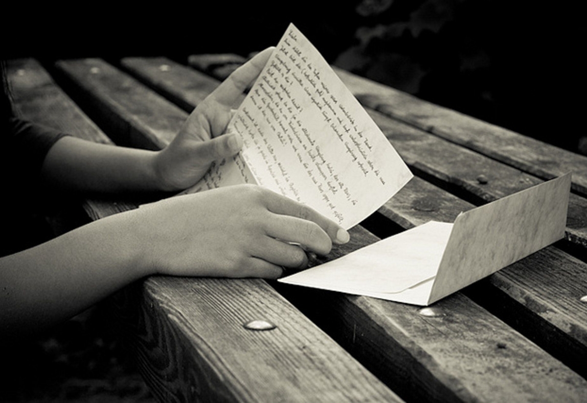 Волнующее письмо. Девушка с песимос в руках. Письмо девушке. Девушка с письмом в руках. Читает письмо.