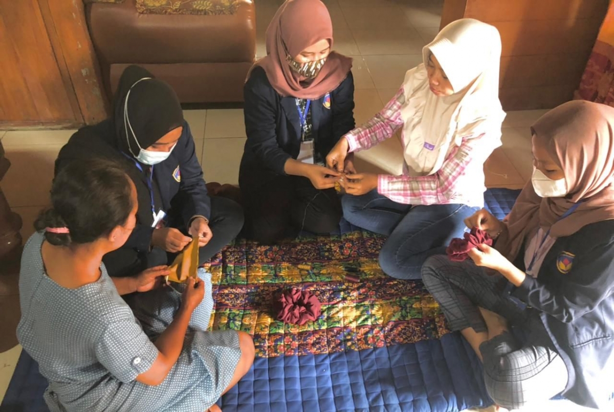 Mahasiswa KKN Upgirs 2022 Memanfaatkan Kain Perca untuk Mahasiswa KKN Upgirs 2022 Memanfaatkan Kain Perca untuk