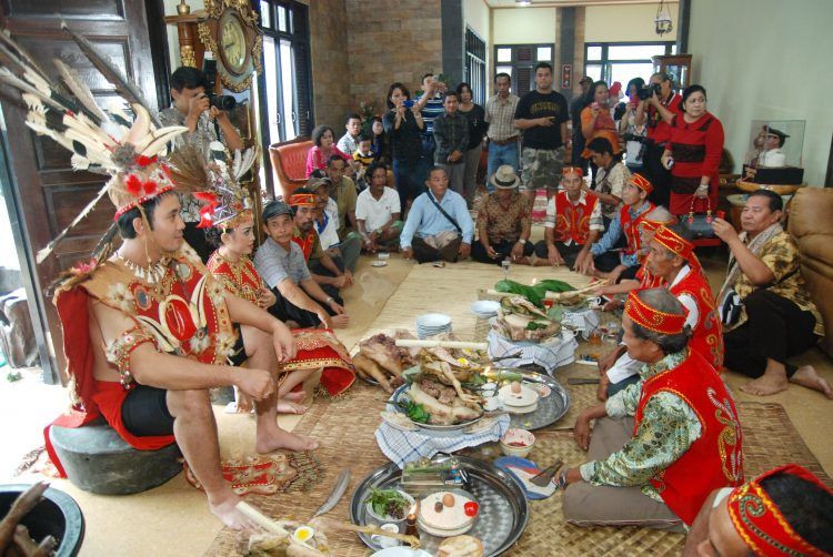 Mengenal Upacara Adat Perkawinan Aso Sule' pada Suku Dayak Taman