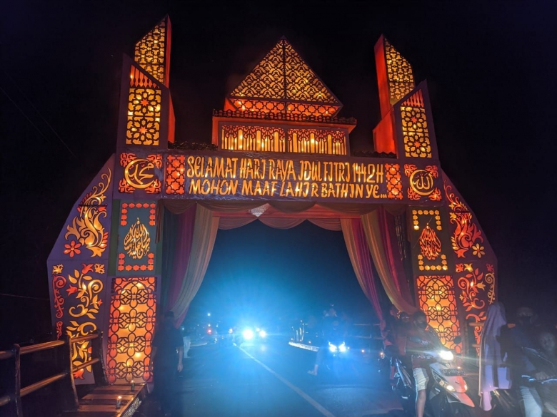 Onanizm paytida stol ostiga qarash Onlaynda eshakdagi konfet bilan porno tomosha qiling