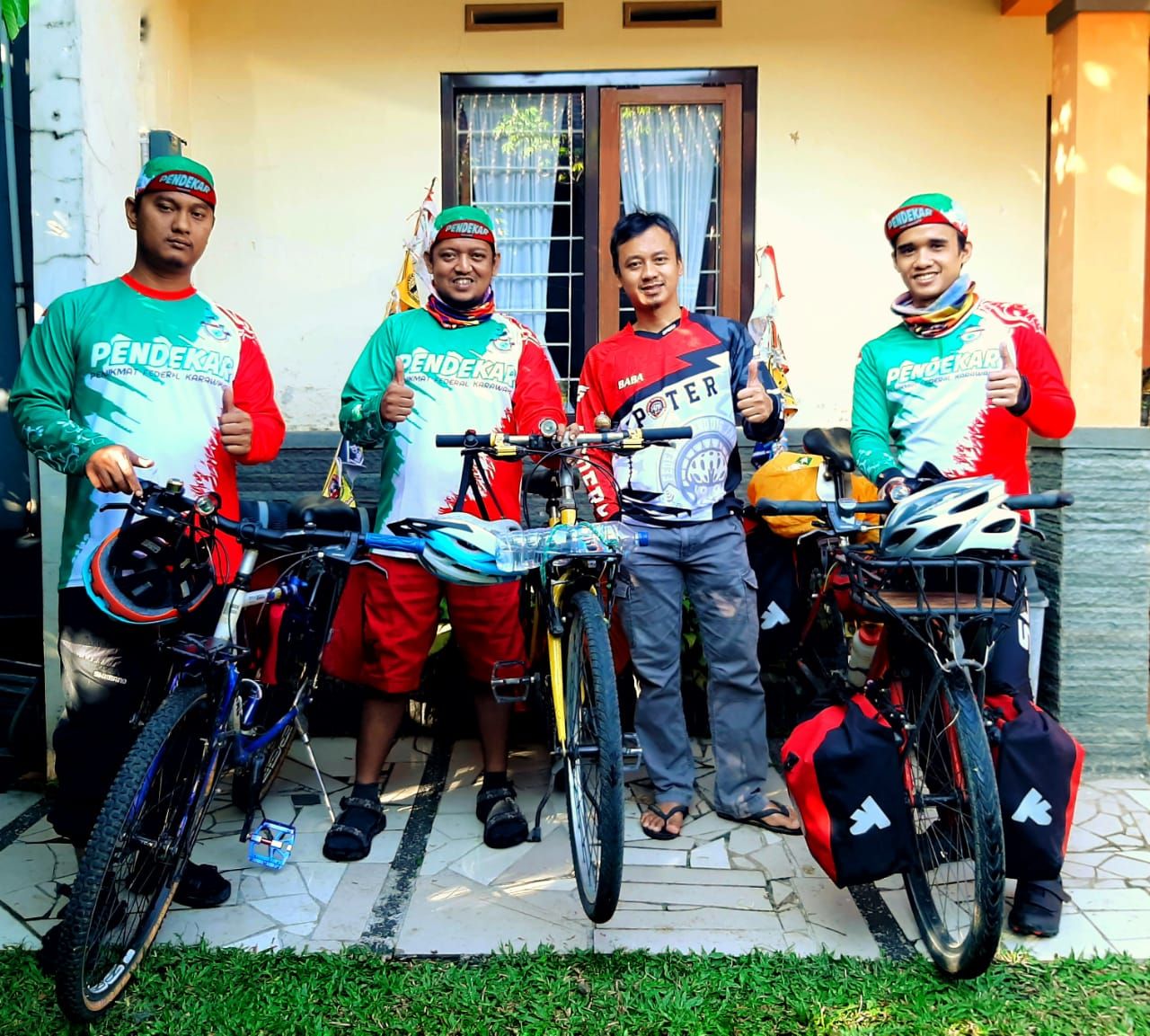 Remy Lacroix va busty milf bilan ajoyib ertaga tribbingga aylanadi!