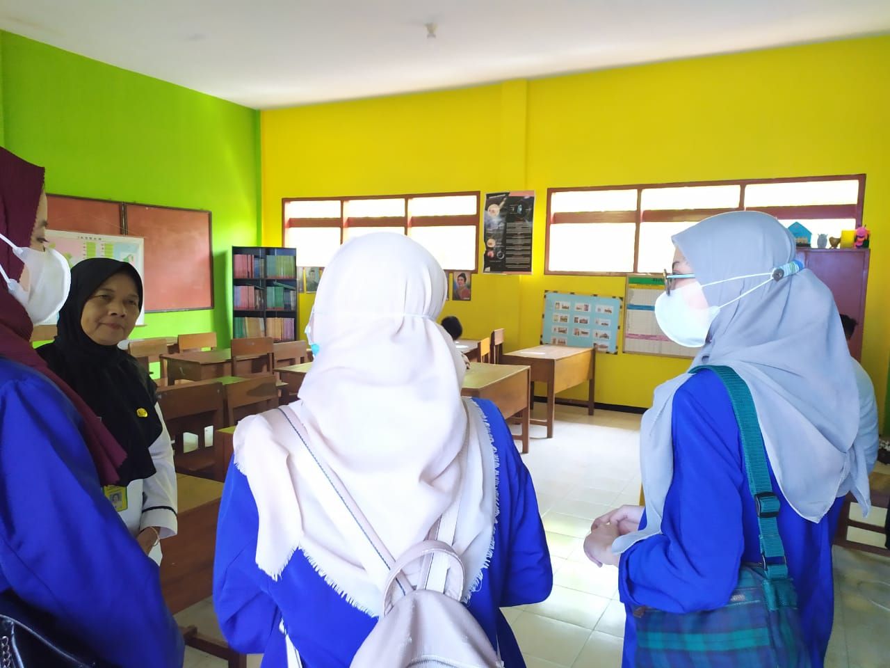 Mahasiswa Kkn Um Desa Segaran 2021 Melakukan Open Donasi Buku Untuk Sdn Segaran 4 Kompasiana Com