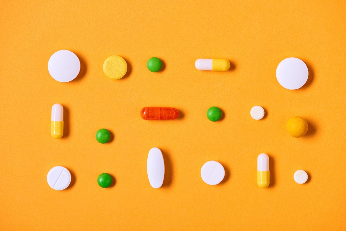 Таблетки с разноцветными шариками. Вкусные таблетки разноцветные. Обои на рабочий стол цветные таблетки. Разноцветные таблетки 2110.