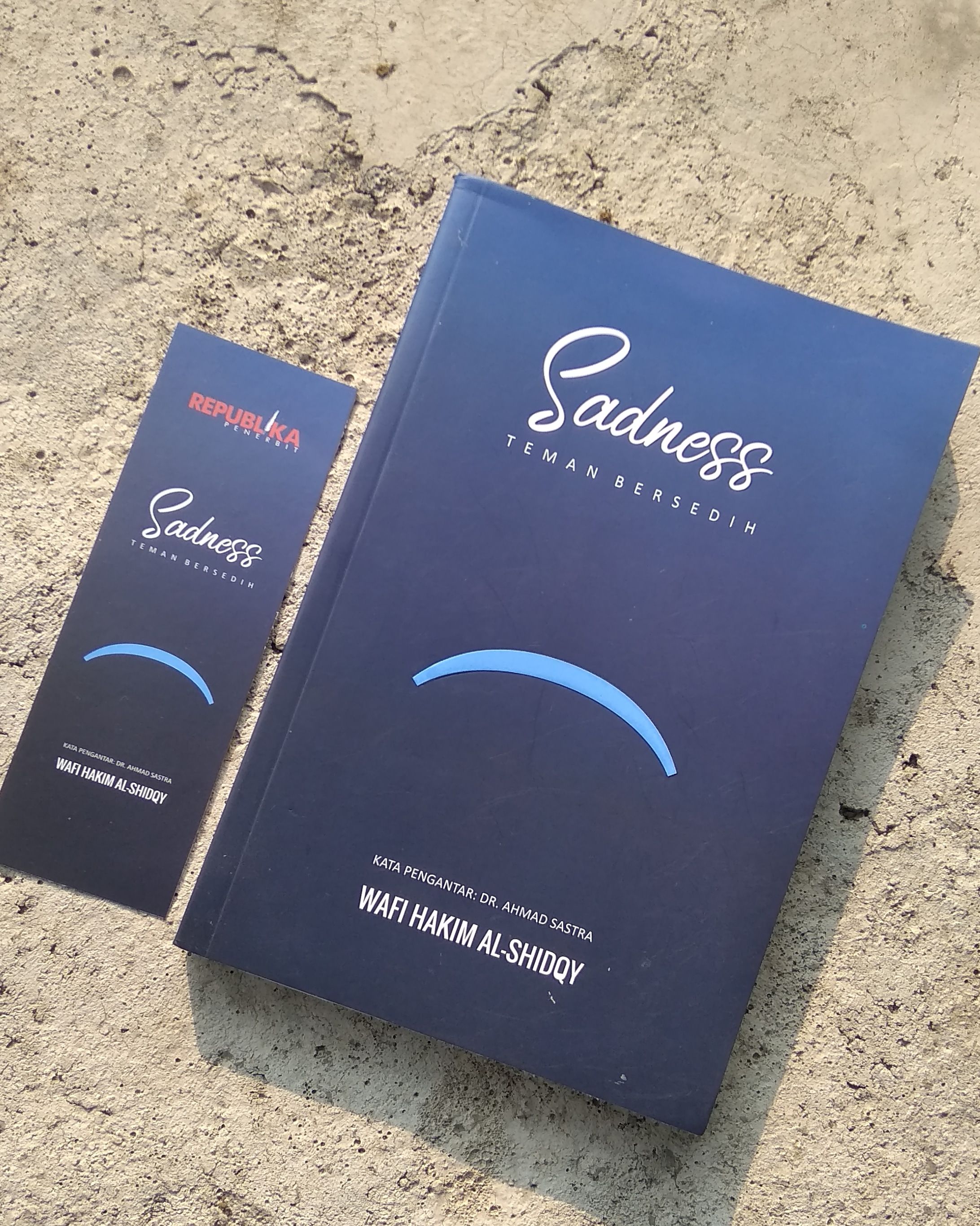 Plyajda onalar korishdi Qattiq eshaklardagi ulkan xorozlarning fotosuratlari