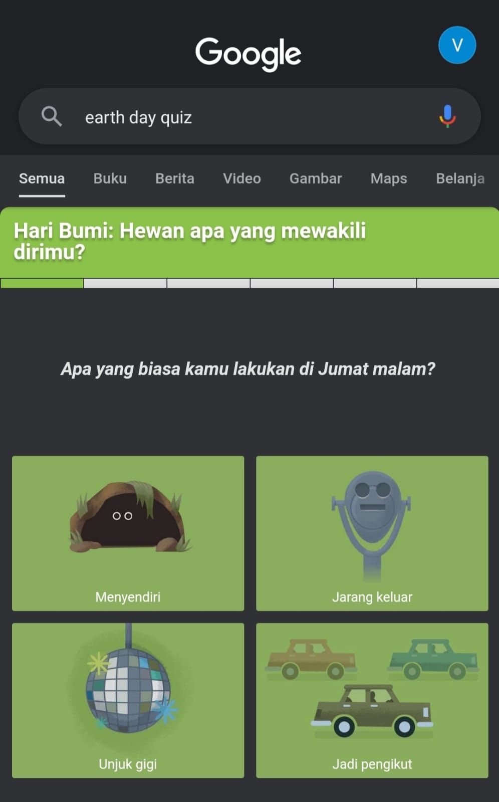 Soqollari sochilgan etuk ayollar Yosh ayol oyoqlarini yoydi