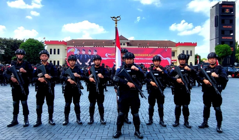 Video: Oyoqlaringizni yoyib, dam oling, men hamma narsani qilaman. Yalangoch rus katta kokrak bilan