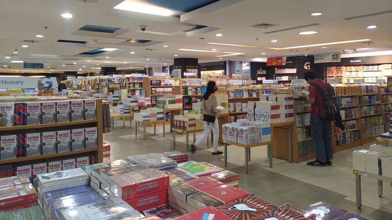 Dampak Pandemi Masih Terasa, Toko Buku Gramedia Matraman Sepi ...