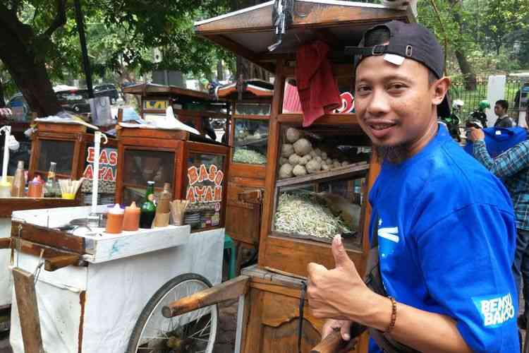 tukang-bakso-62b9db0004282441f45c4013.jpg