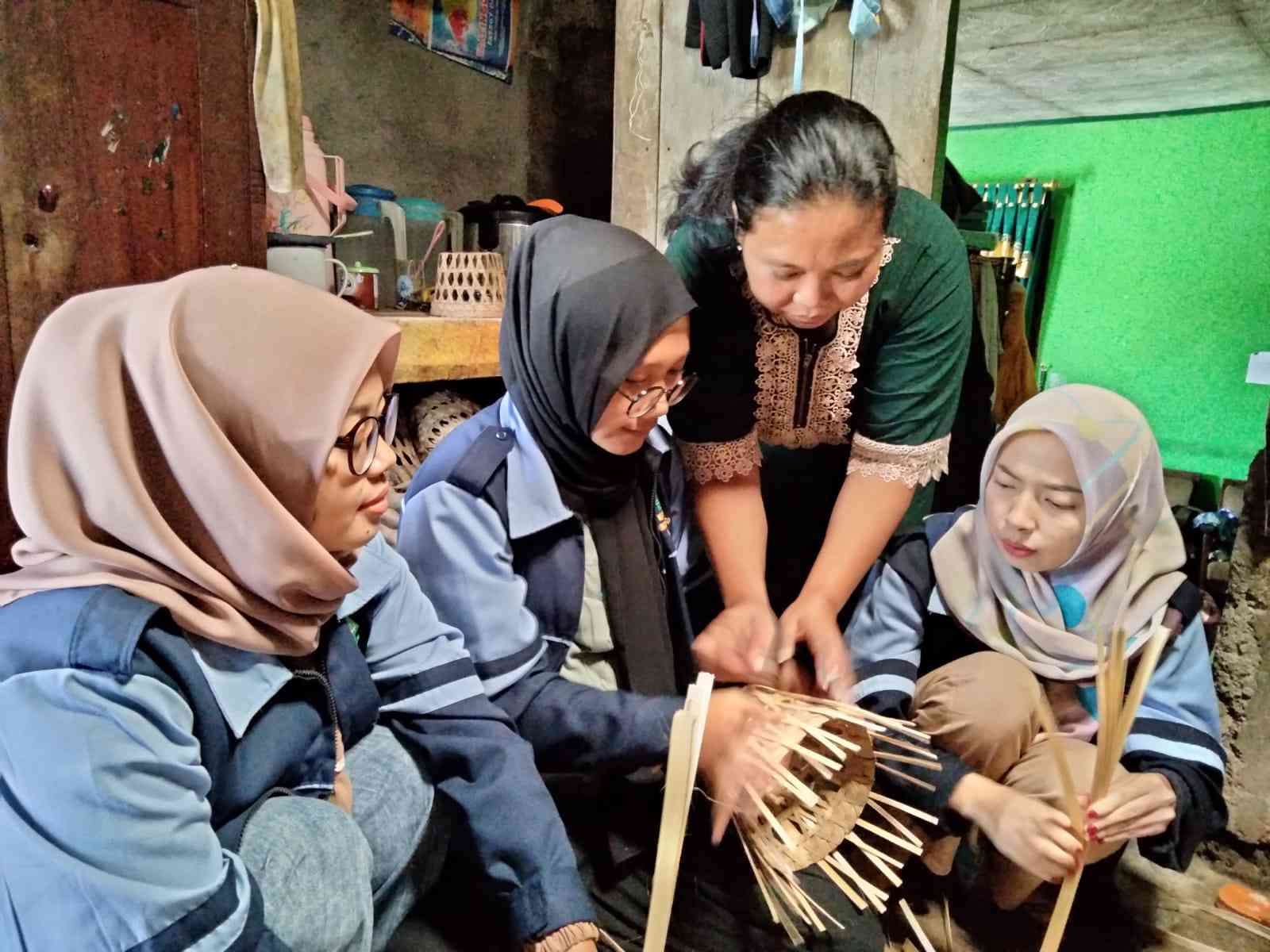 Tim KKN UIN Walisongo Semarang Melakukan Kunjungan UMKM Di Desa Kemawi ...