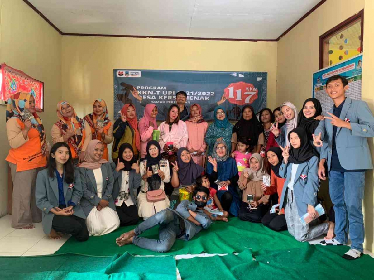 Empowering Ibu Rumah Tangga Desa Kuripan Kidul: Menciptakan Wirausaha Tangguh di Era Digital