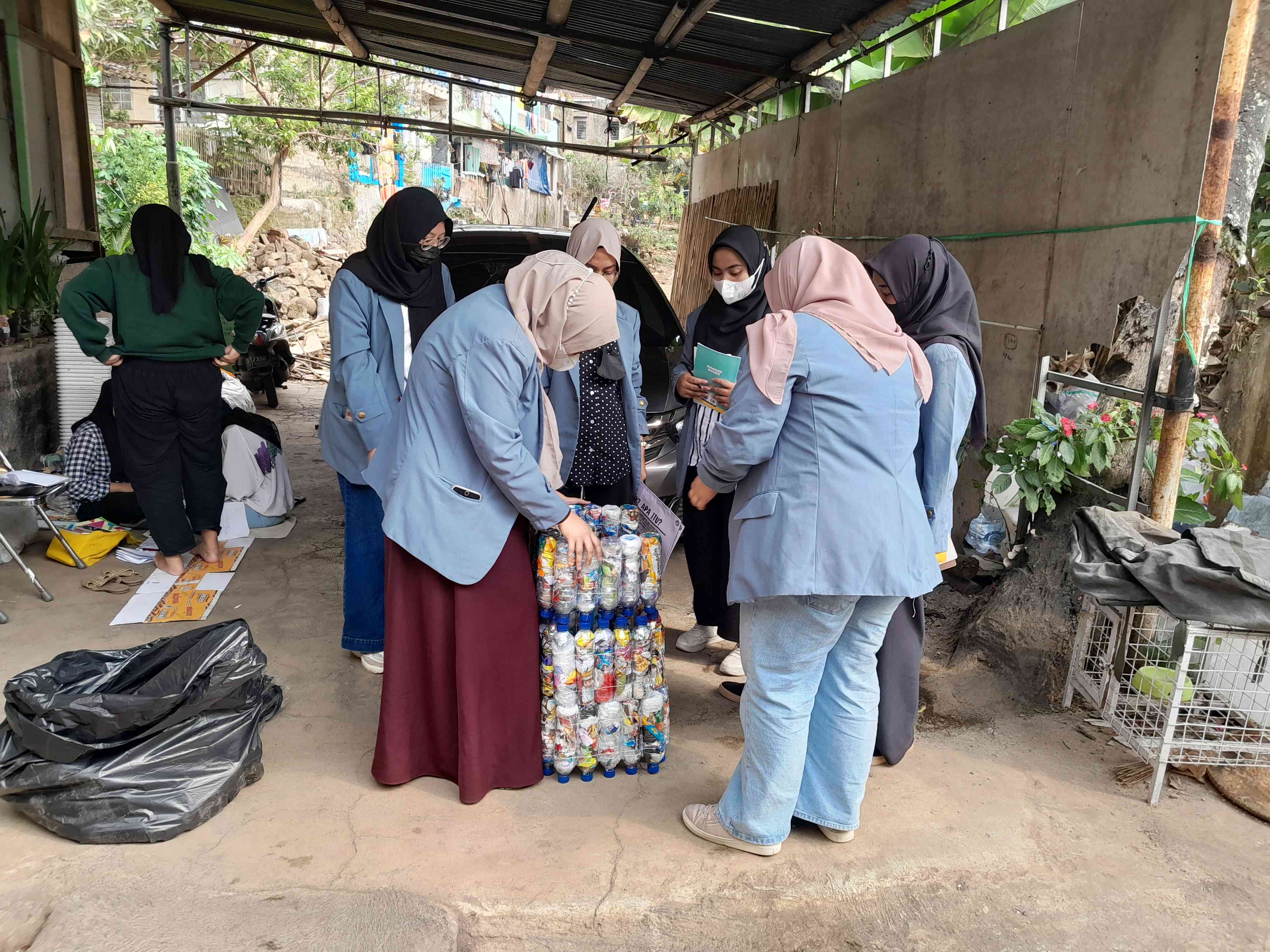 Ecobrick Menjadi Ide Kelompok 21 KKN UPI Dalam Penanggulangan Sampah ...