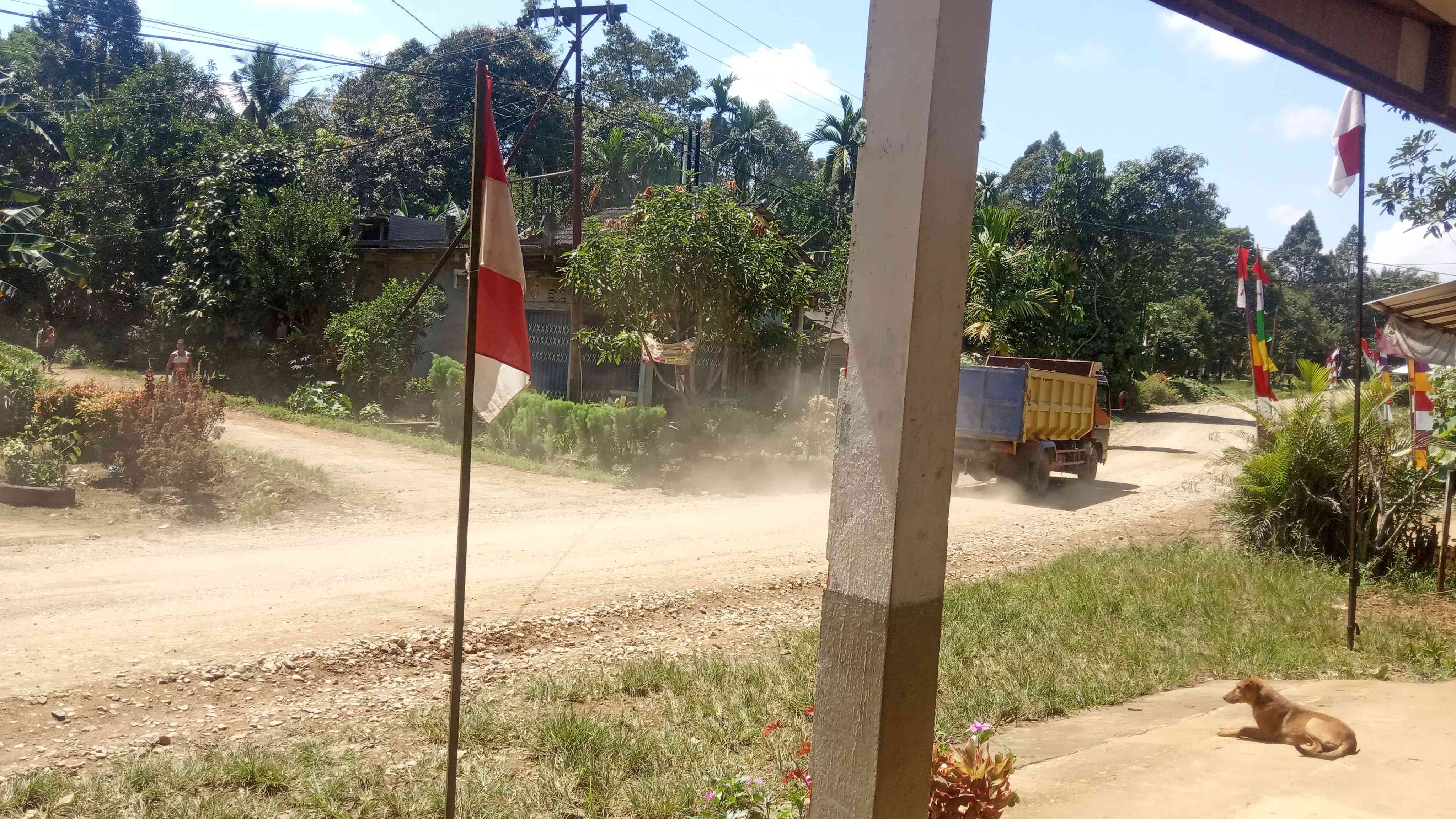 Dampak Pembangunan, Rumah Warga Sepanjang Jalan Dipenuhi Debu ...