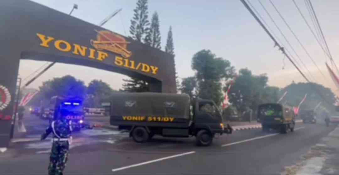 Katta xorozda kichkina qiz Ayollar va yigitlar ishtirokidagi rus pornosini tomosha qiling.