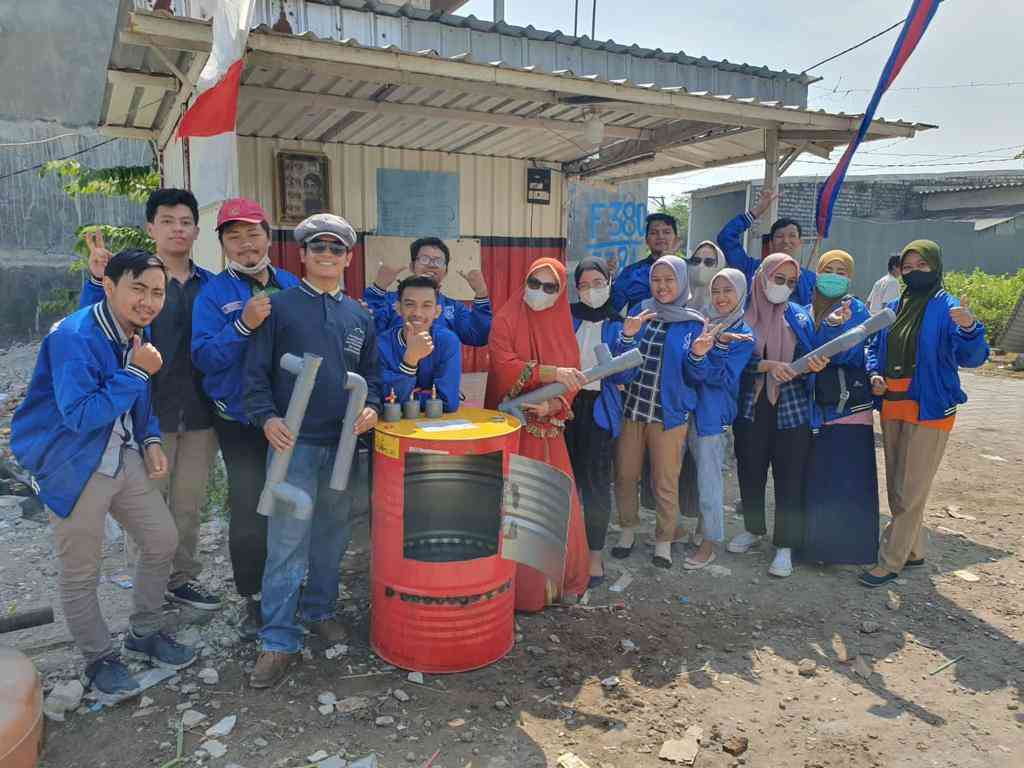 Mahasiswa KKN Bulak UM Surabaya Membuat Alat Pembakar Sampah Rendah ...