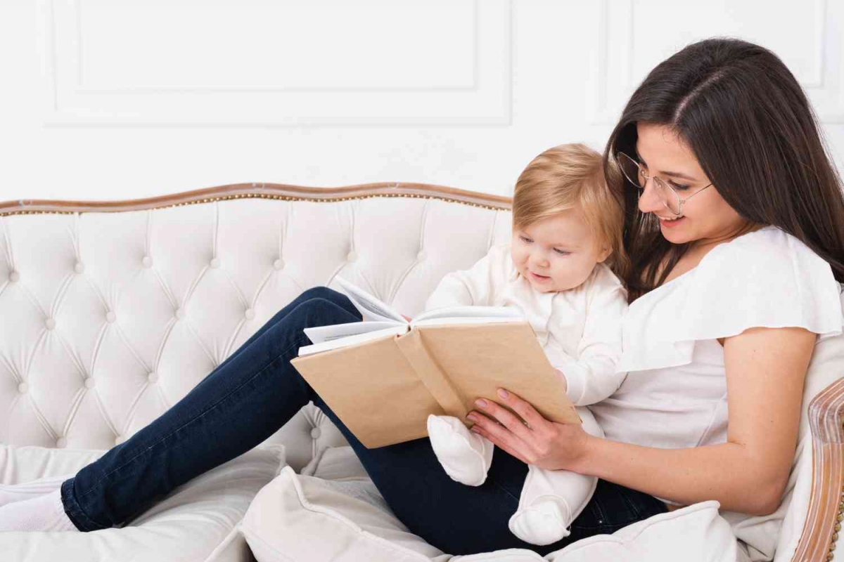 Фотосессия ребенка и мамы на диване. Женщина с ребенком на диване. Диван для мамы в детскую. Книги о маме для детей.