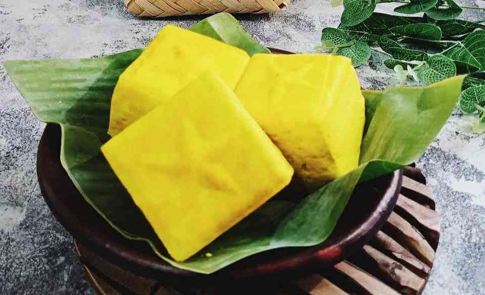 Sepiring Tahu Takwa khas Kediri yang berwarna kuning keemasan, dengan tekstur padat dan aroma gurih yang menggoda selera