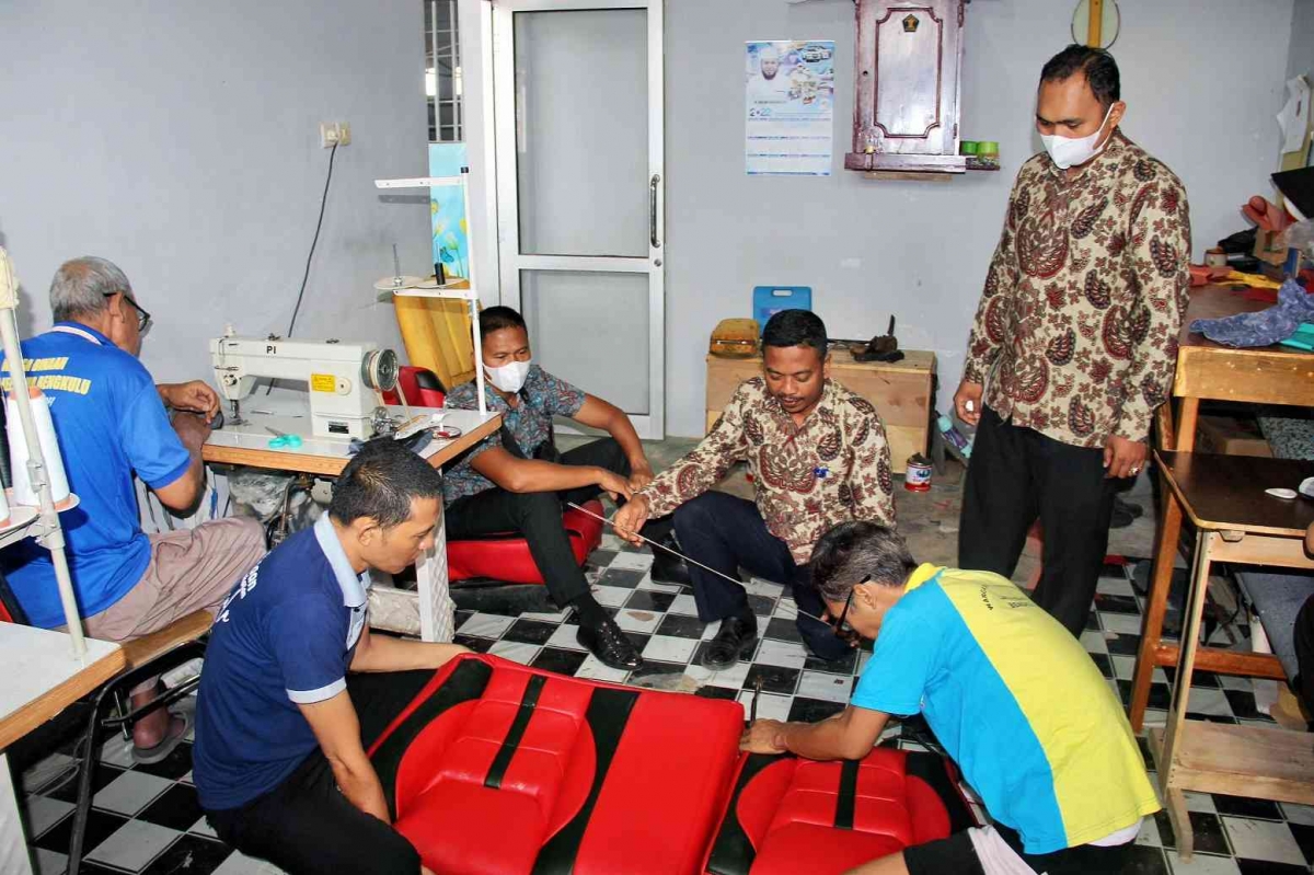 Menelisik Usaha Retrim Jok Mobil di Lapas Bengkulu Menelisik Usaha Retrim Jok Mobil di Lapas Bengkulu