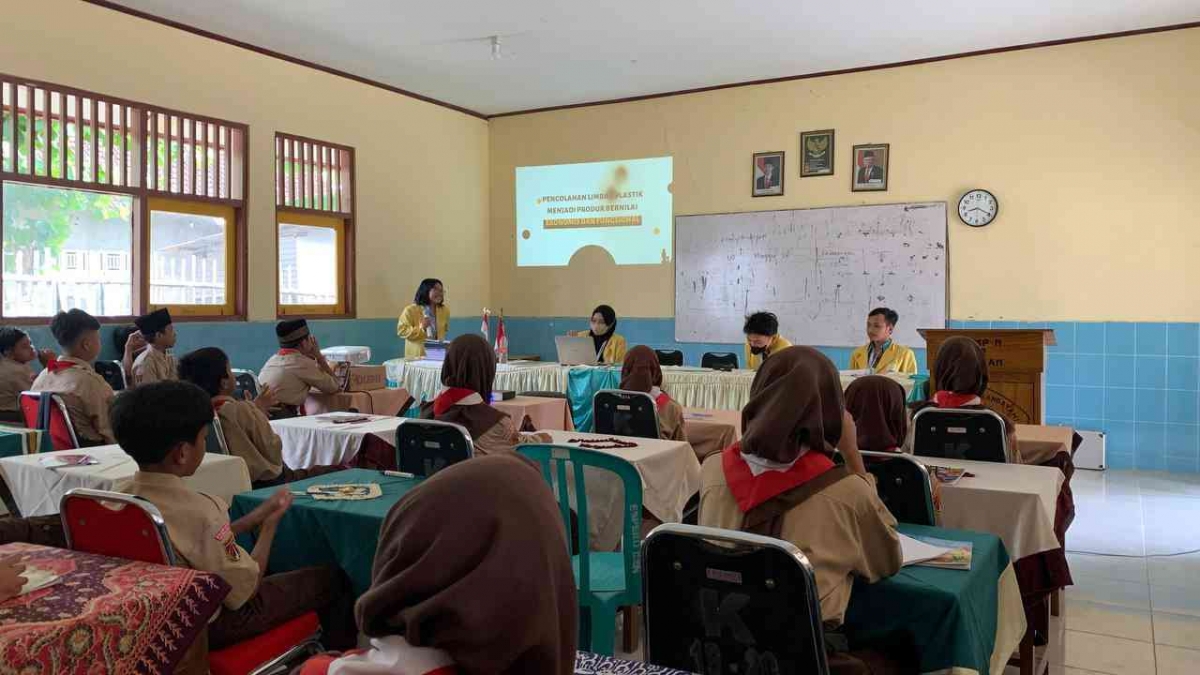 KKN Unnes Giat 3 Desa Sidomulyo Ajari Siswa Mengolah Limbah Plastik Menjadi Barang Bernilai Ekonomis