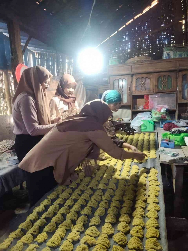 Inovasi Pengemasan dan Pemasaran Kerupuk Pattola di Desa Gadingsari Oleh Mahasiswa Pengabdian Membangun Desa UNEJ 2022 Inovasi Pengemasan dan Pemasaran Kerupuk Pattola di Desa Gadingsari Oleh Mahasiswa Pengabdian Membangun Desa UNEJ 2022