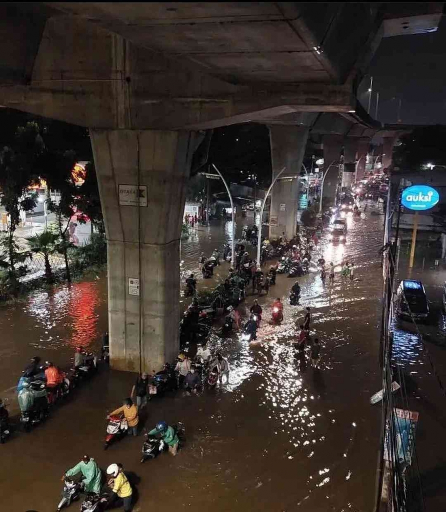 Ciledug Raya Hujan Lebat Serta Angin Kencang Membuat Banjir di Kawasan Ciledug Raya ...