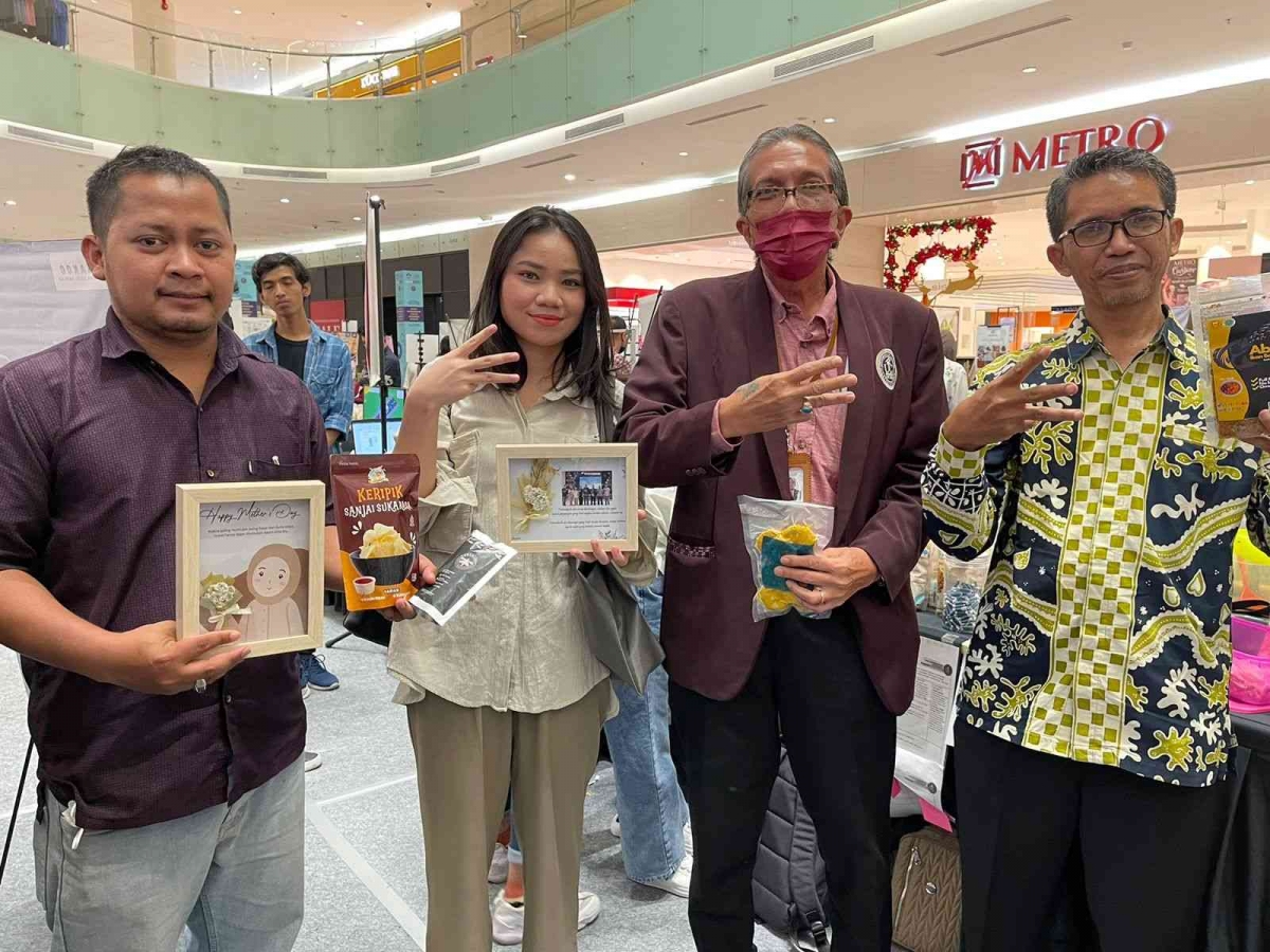 Mahasiswa UMG Launching Produk pada Kegiatan Wirausaha Merdeka di Ciputra World Mall Surabaya Merdeka