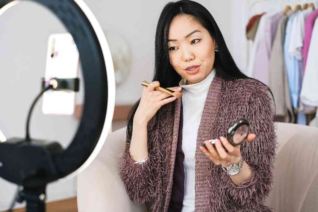 Menjamurnya Sosial Media Influencer di Tengah Masyarakat, Bertahan Sampai Kapan? Menjamurnya Sosial Media Influencer di Tengah Masyarakat, Bertahan Sampai Kapan?