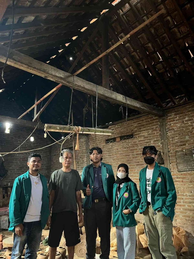 Peninjauan Langsung Proses Pembuatan Keramik di Desa Kasongan “Sapar Keramik” Peninjauan Langsung Proses Pembuatan Keramik di Desa Kasongan “Sapar Keramik”