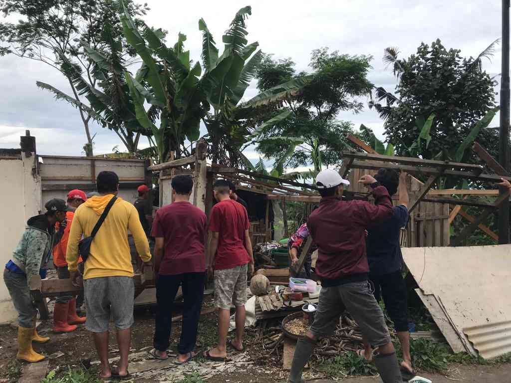 Tingkatkan Silaturahmi, KKM UIN Malang Robohkan Rumah Warga Desa ...