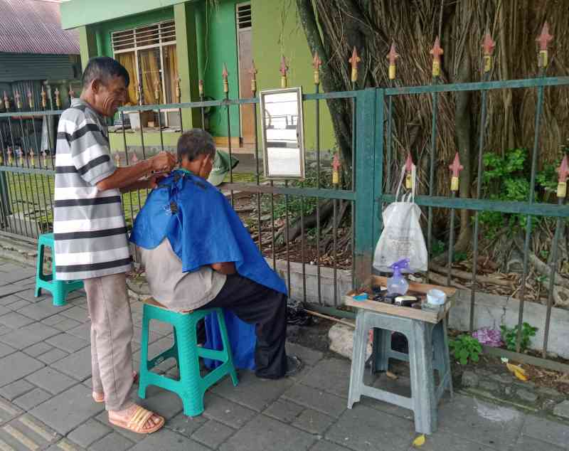 Tukang Potong Rambut di Bawah Pohon Tukang Potong Rambut di Bawah Pohon
