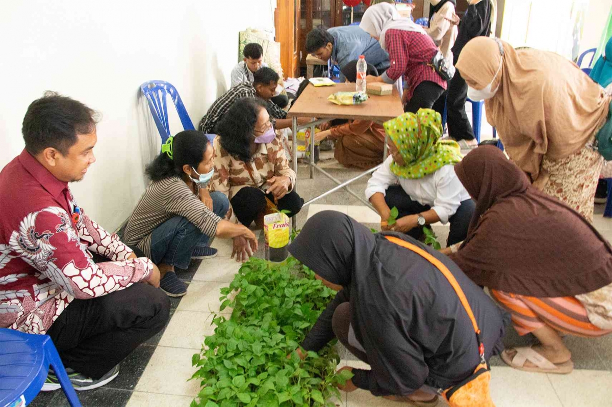 Dosen Dan Mahasiswa UAD Berikan Edukasi Teori Kapilaritas Dalam Dosen Dan Mahasiswa UAD Berikan Edukasi Teori Kapilaritas Dalam