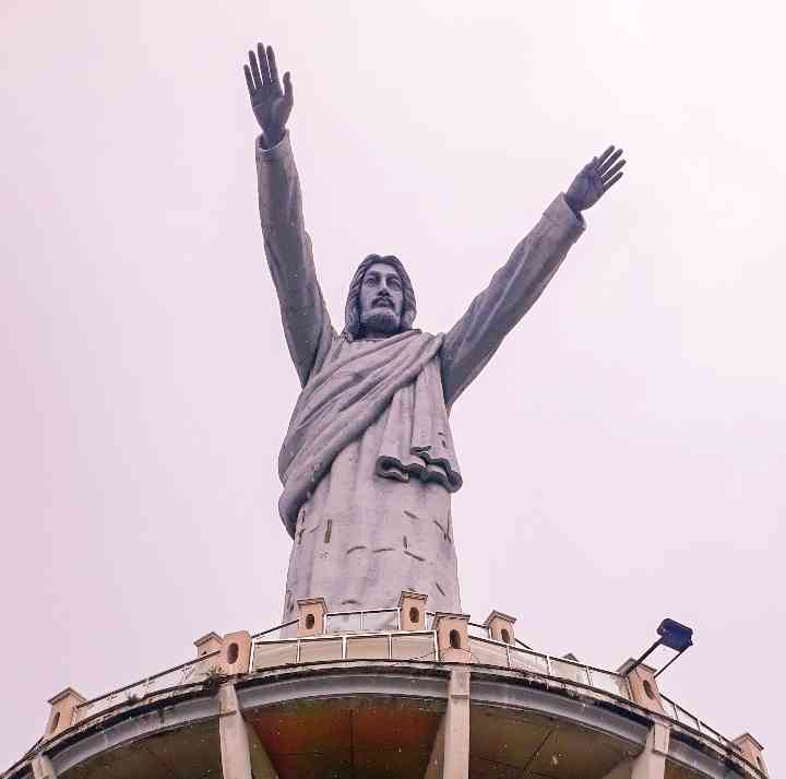 Daya Tarik Ikonik Patung Yesus Memberkati Di Buntu Burake Tana Toraja ...