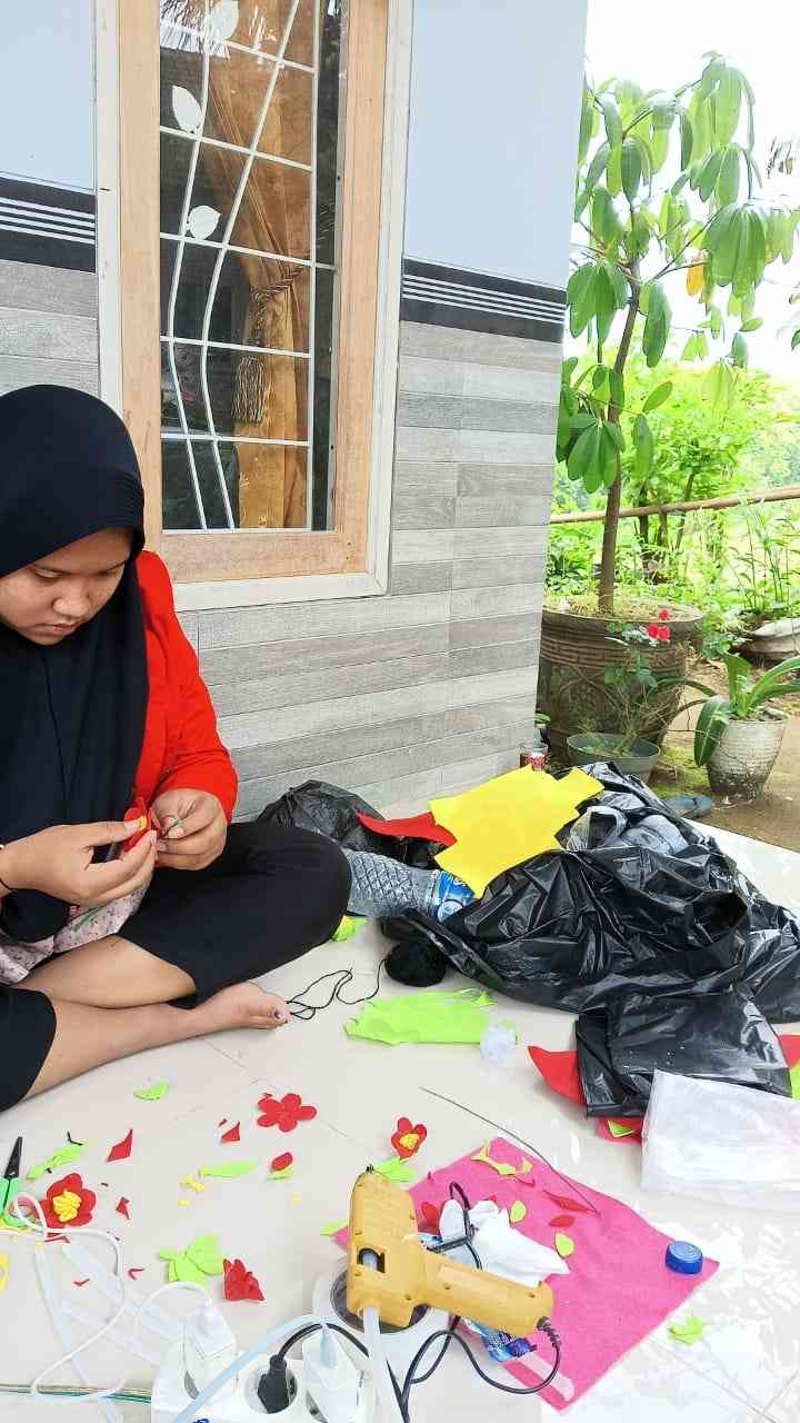 Mahasiswa KKN UNTAG Surabaya Melakukan Pemanfaatan Sampah Plastik ...