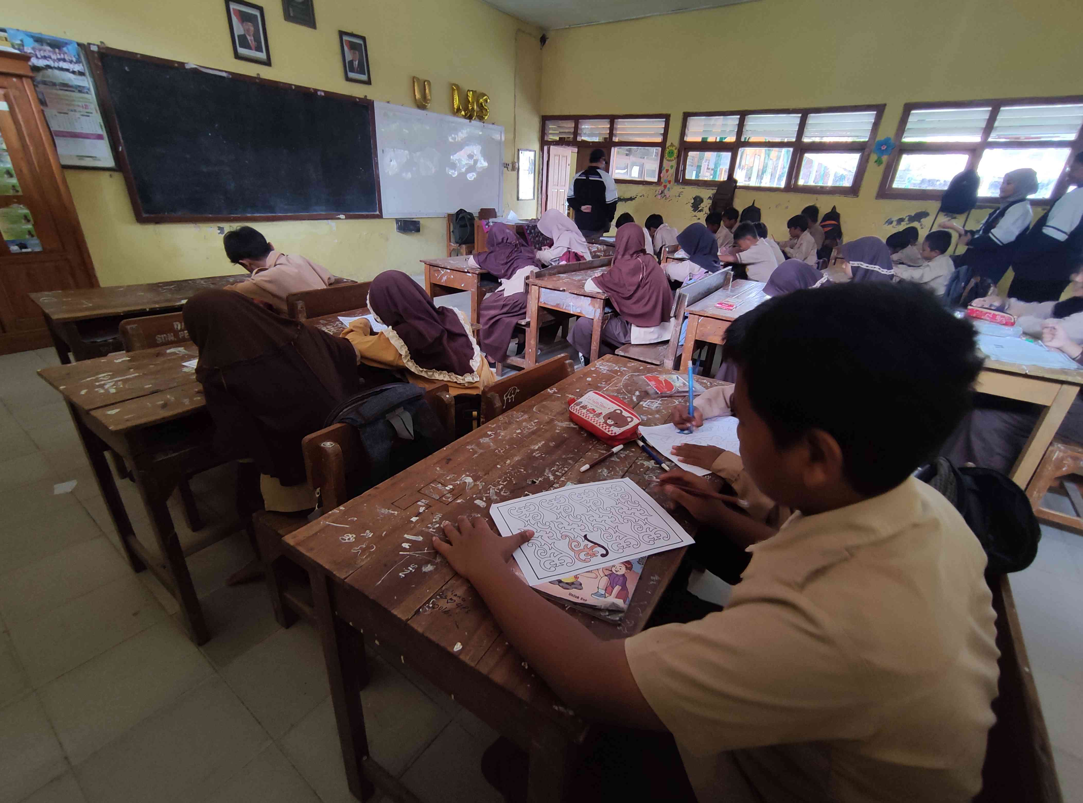 Mahasiswa KKN UNDIP Mengenalkan Cara Pembuatan Dan Mewarnai Motif Batik ...