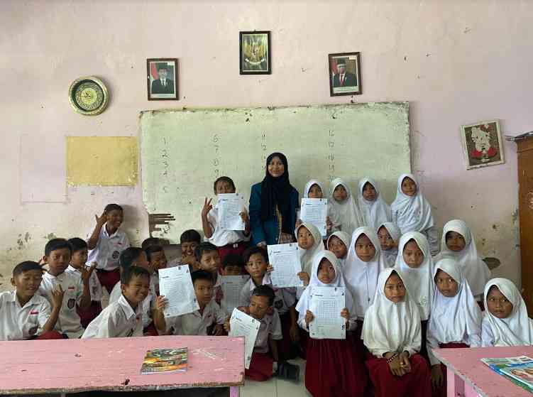 Ajarkan Bahasa Inggris! Mahasiswa KKN Undip Ajak Siswa Mencari Kata ...