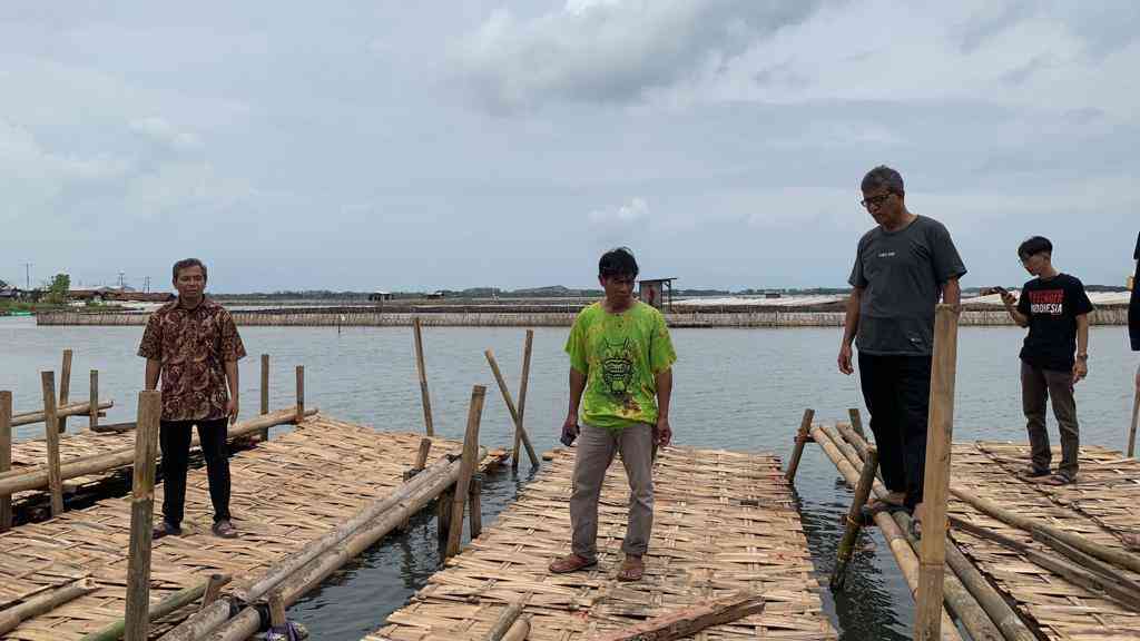 Memanfaatkan Lahan Tergenang, KKN UMY Buat Media Tanam Apung Di ...