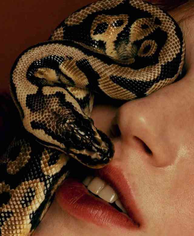 90-yillarning rus porno aktrisalari U qizga ogzaki jinsiy aloqa qildi va ozini tuta olmay, uning ogziga keldi.