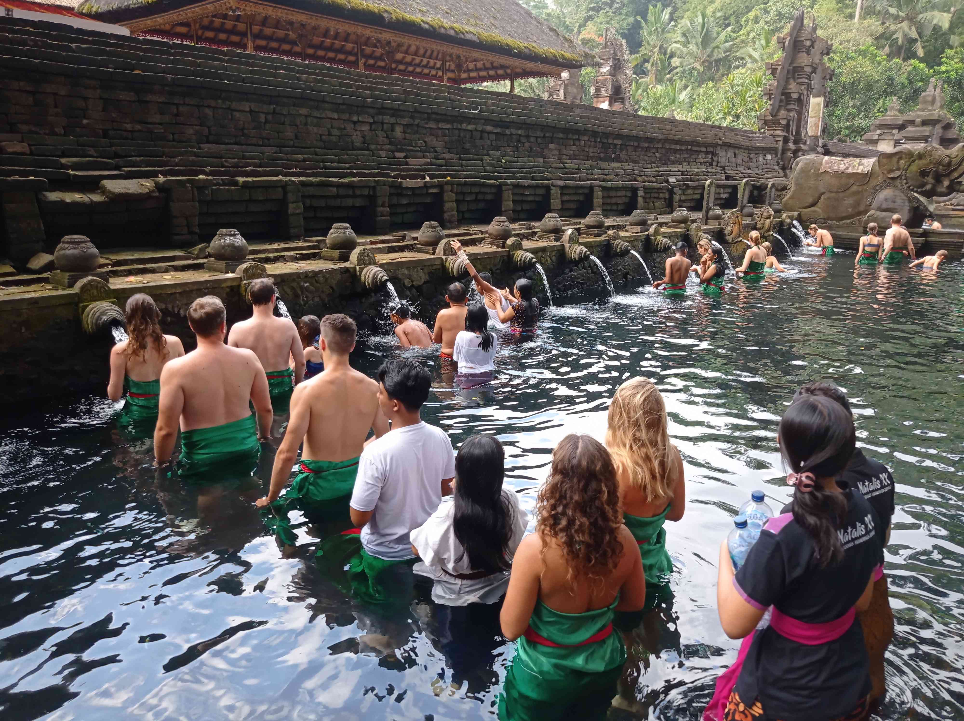 Tradisi Menyucikan Diri Di Pura Tirta Empul - Kompasiana.com