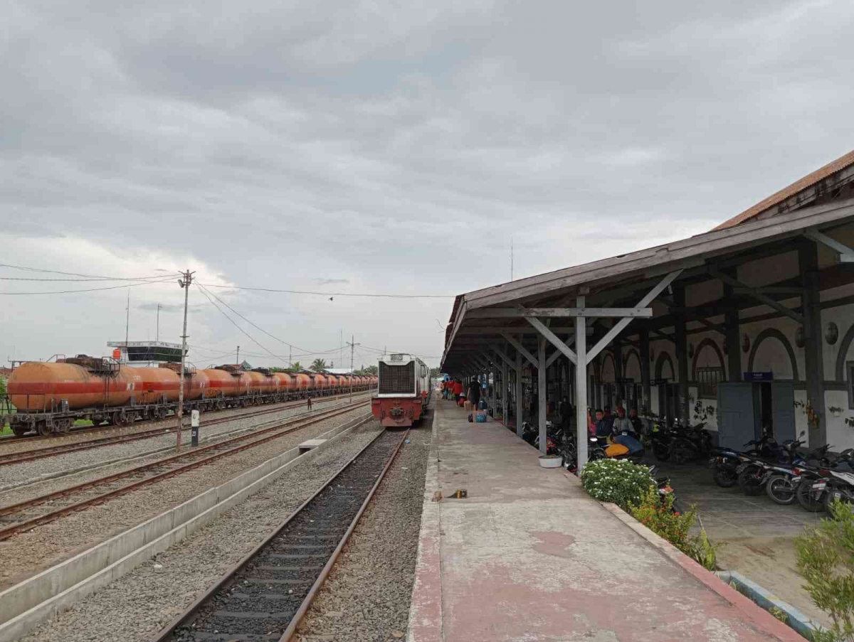 Api Sumara Singgah di Stasiun Belawan pada Jalur Kereta Api Pertama Sumatra Utara ...