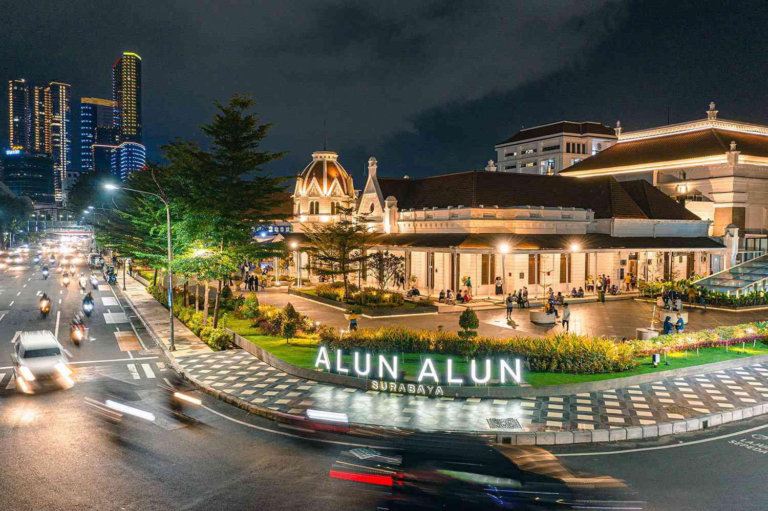 Alun-alun Kota Surabaya: Tempat Rekreasi Berbagai Kalangan - Kompasiana.com