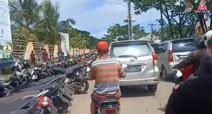 Pedagang Kaki Lima Dan Parkir Yang Semrawut Di Jalan GOR Sudiang, Bikin ...