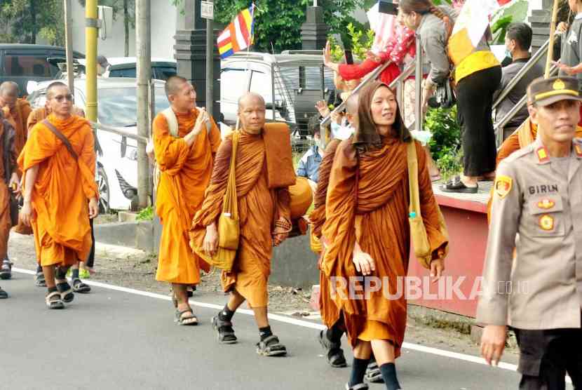 Bhikkhu Thudong Dan Implementasi Pancasila - Kompasiana.com