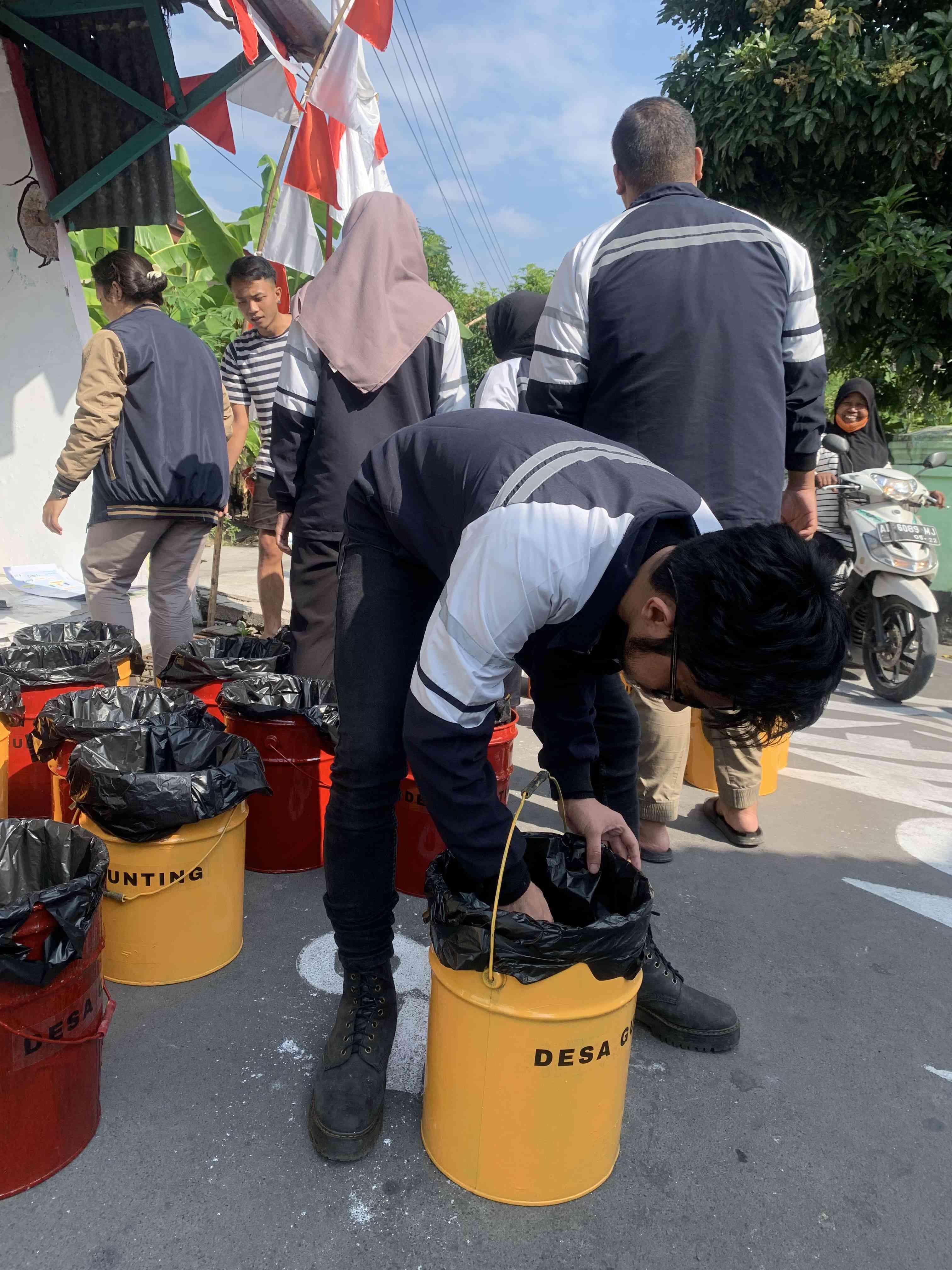 TIM II KKN Undip Desa Gunting Lakukan Distribusi Tong Sampah Dan ...