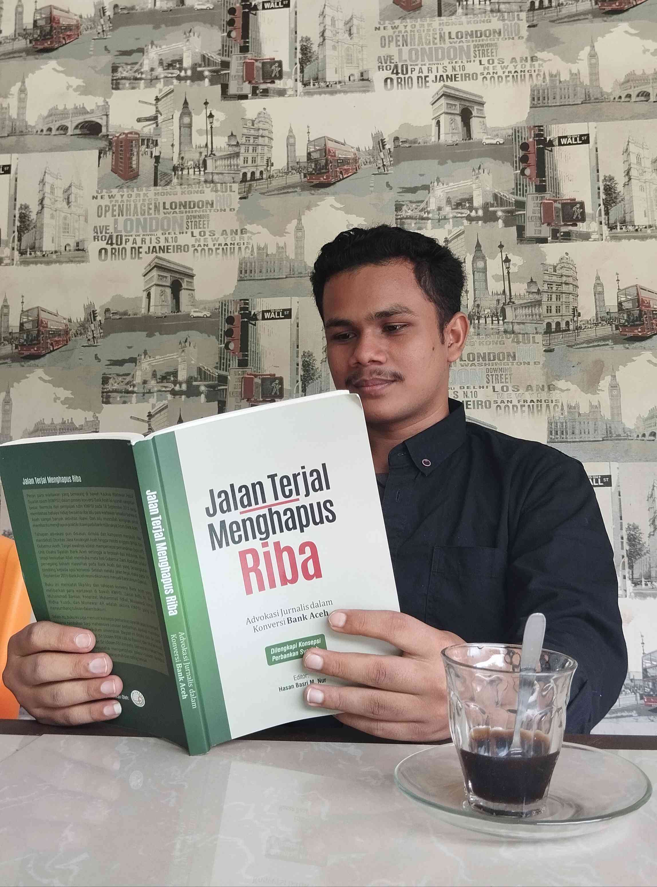 Advokasi Jurnalis Dalam Konversi Bank Aceh, Resensi Dari Buku : Jalan ...