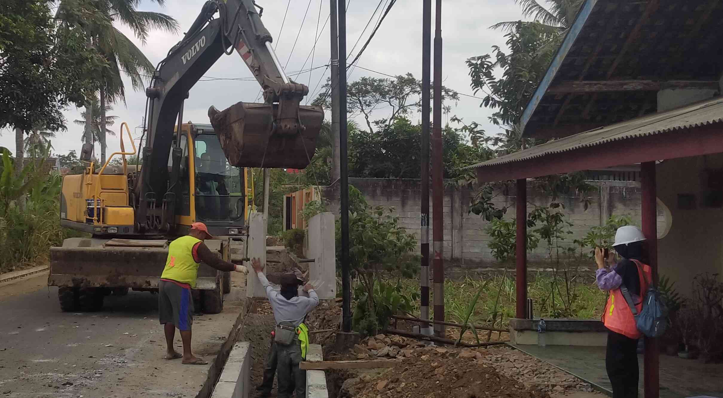 Metode Pemasangan U-Ditch Menggunakan Excavator - Kompasiana.com